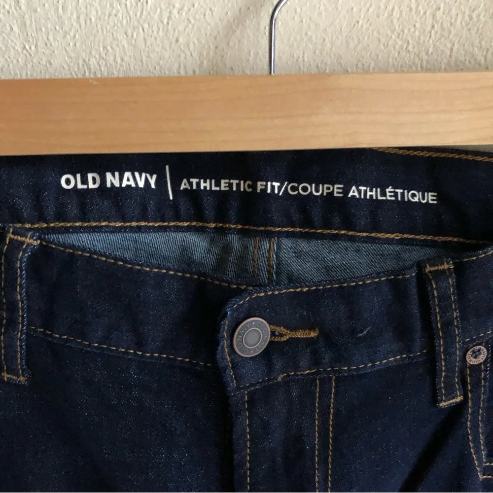 Old Navy Dark Wash Athletic Cut Straight Leg Jeans w/ Built in Flex. W38 x L32